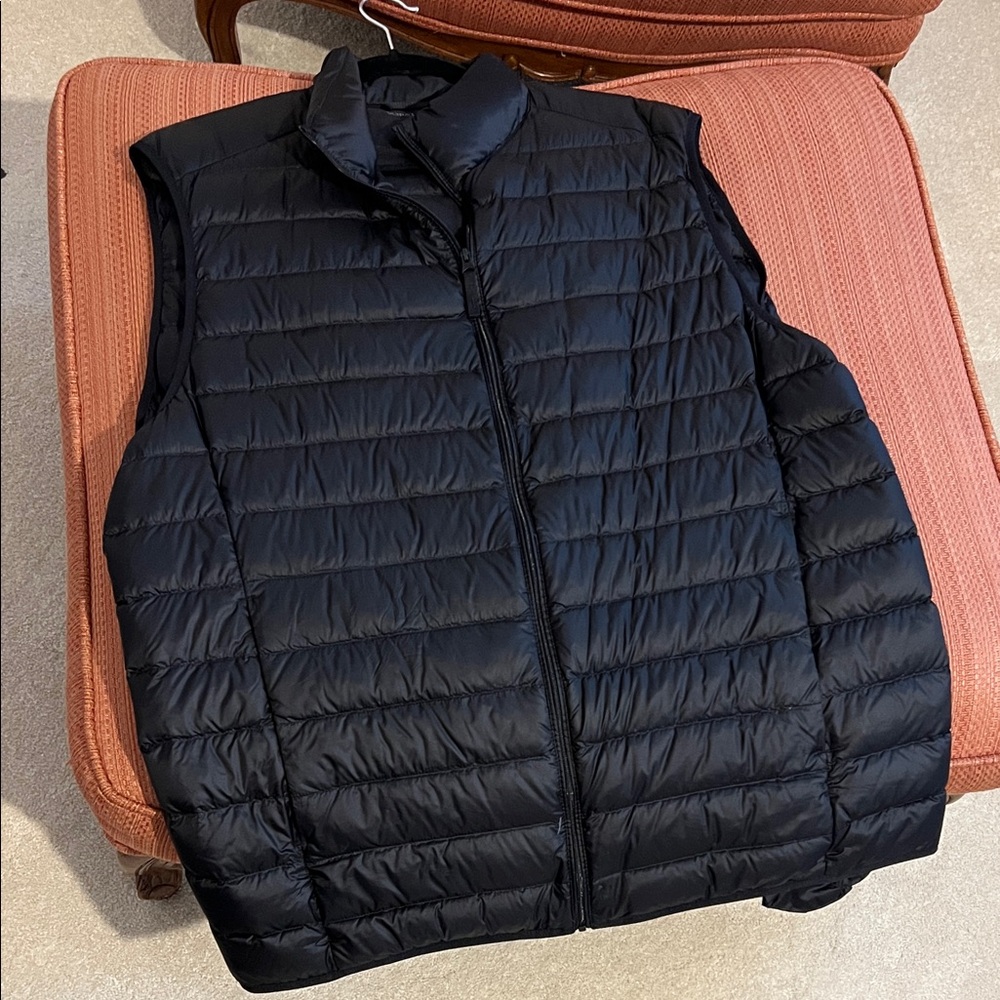 Uniqlo Men's Sleek Black Puffer Vest